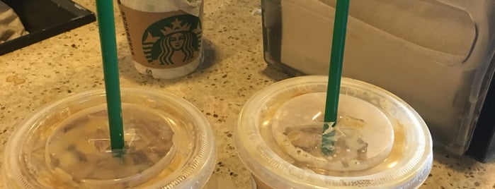 Starbucks is one of Lugares favoritos de Chris.