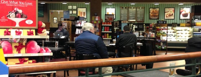 Barnes And Noble Cafe is one of Deandse'nin Beğendiği Mekanlar.