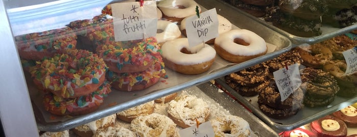 O'doodleDoo's Donuts is one of สถานที่ที่ Charles ถูกใจ.
