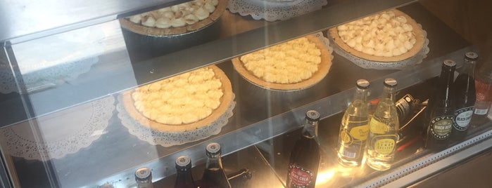 Petee's Pie Company is one of สถานที่ที่ Charles ถูกใจ.