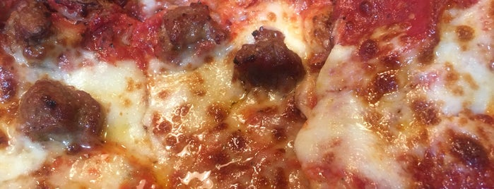 Barro's Pizza is one of Brett : понравившиеся места.