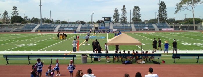 Carson High School is one of Lugares favoritos de CreoleTes.