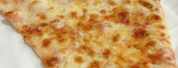 Bergen Pizza is one of Lugares favoritos de Jonathan.