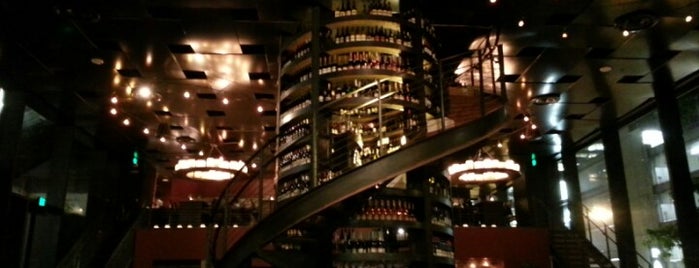 Purple Café & Wine Bar is one of Lost in Seattle.