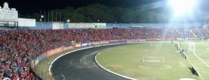 Estadio Oscar Quiteño is one of สถานที่ที่ Lover ถูกใจ.