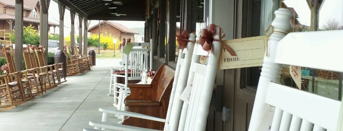 Cracker Barrel Old Country Store is one of Lieux qui ont plu à Tom.