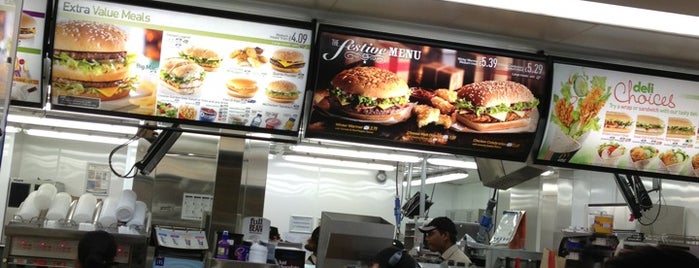 McDonald's is one of Orte, die Kurtis gefallen.