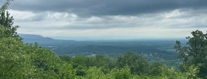 Shenandoah Valley Overlook is one of Virginia road trip.