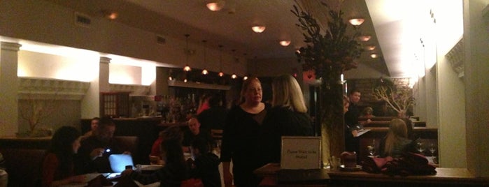 Austyn's Restaurant & Lounge is one of Lugares favoritos de Sarah.