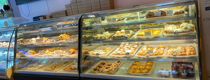 La Placa Family Bakery is one of Santa Cruz restaurants.