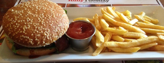 Ruby Tuesday is one of Locais salvos de Stoian.