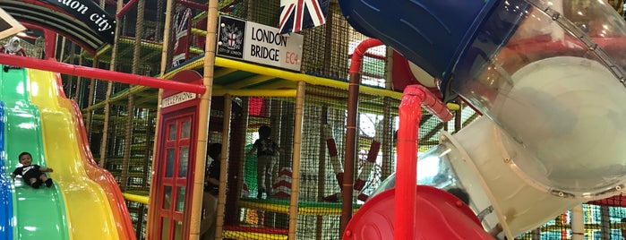Parenthood Playland is one of Lugares favoritos de Dinos.