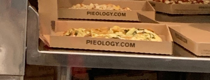 Pieology Pizzeria is one of Tempat yang Disimpan Emilie.