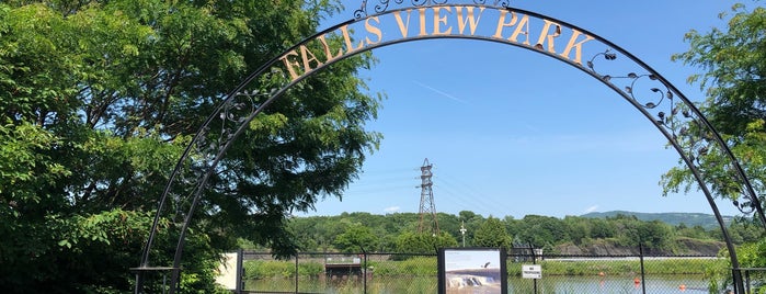 Falls View Park is one of Nicholasさんのお気に入りスポット.