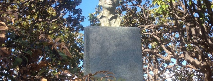Statue d'Yves Montand is one of Marseille.