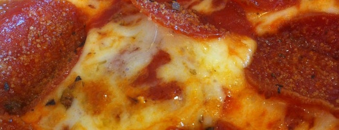 Donatos Pizza is one of Locais salvos de James.