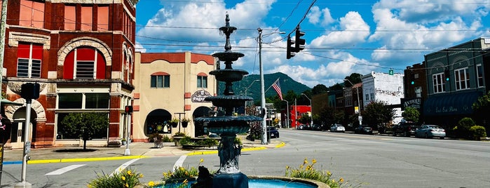 Middlesboro, KY is one of Meteor Craters.