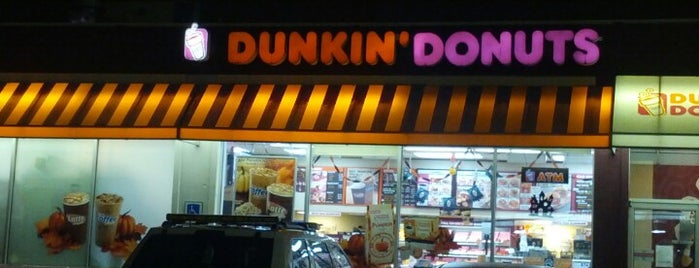 Dunkin' is one of สถานที่ที่ Albert ถูกใจ.