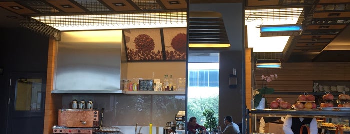 Manolya Cafe & Restaurant is one of Denenecekler.
