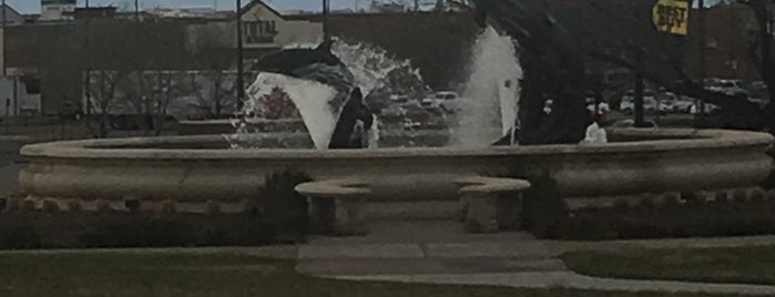 Dolphin Fountain is one of Locais curtidos por Debbie.