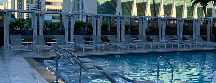 Waikiki Beach Marriott Pool is one of Lugares favoritos de Kyusang.