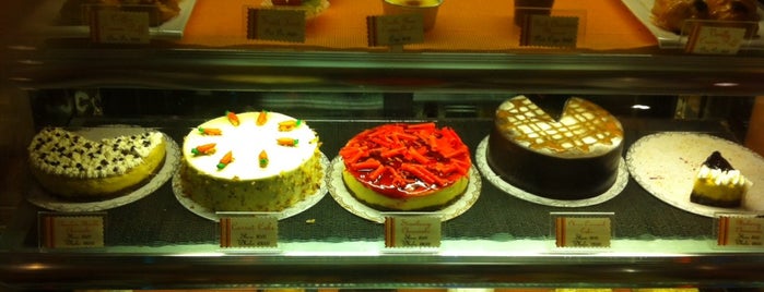 City Cakes: Coffee & Pastries is one of Posti salvati di Kimmie.