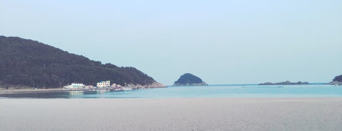 Sangju Beach is one of Orte, die Won-Kyung gefallen.