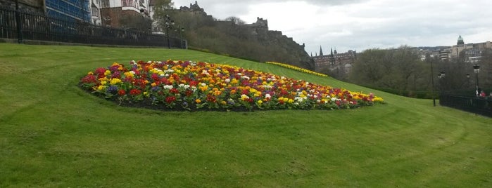 The Mound is one of Edinburgh.