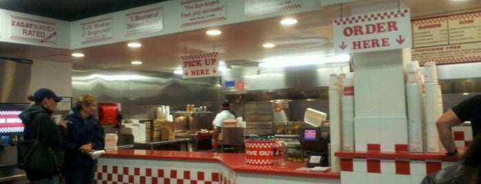 Five Guys is one of Mikeさんのお気に入りスポット.