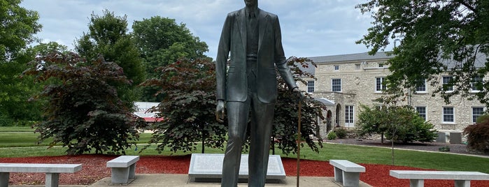 Robert Wadlow Statue is one of Lakes And Historic Sites.