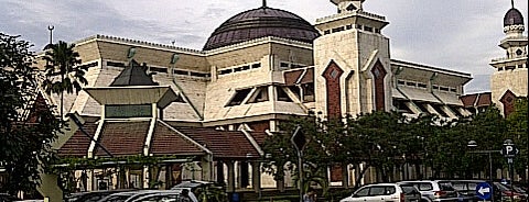 Masjid Agung At-Tin is one of Tempat yang Disukai Iyan.