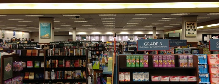 Barnes & Noble is one of Kaili : понравившиеся места.