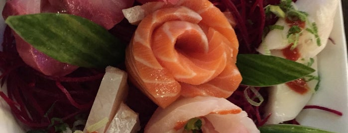 QQ Sushi & Kitchen is one of Locais curtidos por Sierra.