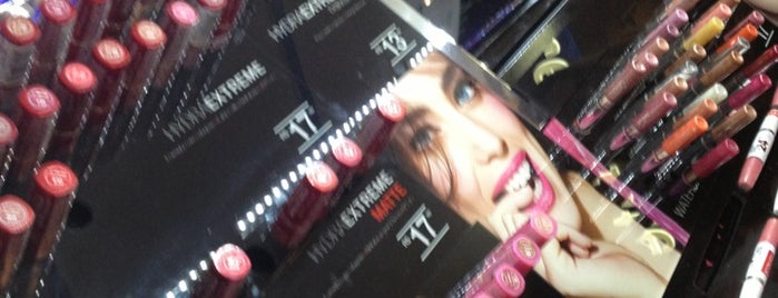 Maybelline is one of Life B.H <3.