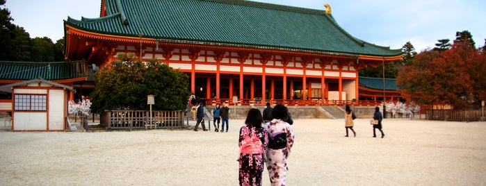Хэйан-дзингу is one of Kyoto temples and shrines.