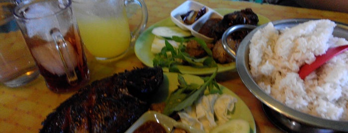 Pondok Lesehan Subur Grup is one of Must-visit Restaurants in Banjarbaru.