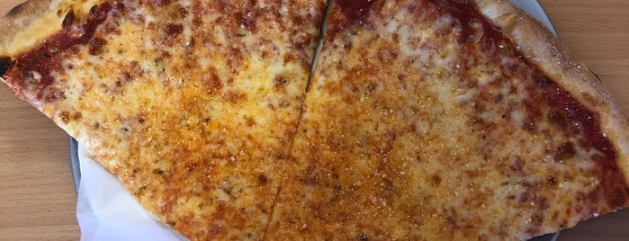 Dimola's Pizza is one of Lieux sauvegardés par Garrett.