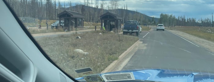 Rocky Mountain National Park Grand Lake Entrance is one of Tempat yang Disukai Chelsea.