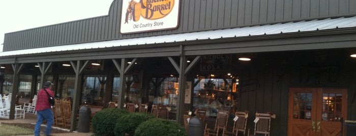 Cracker Barrel Old Country Store is one of Laura 님이 좋아한 장소.