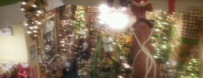 Christmas Store is one of Orte, die Esteban gefallen.