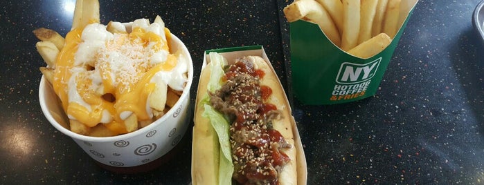 NY Hotdog Coffee is one of Shellyさんのお気に入りスポット.