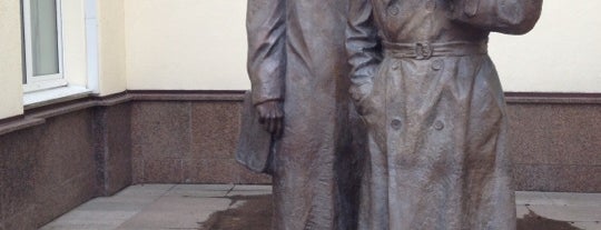 Пам’ятник Жеглову і Шарапову is one of Памятники Киева / Statues of Kiev.
