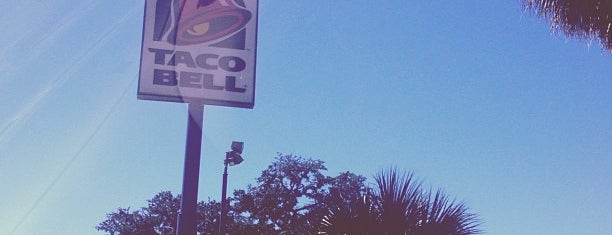 Taco Bell is one of Lugares favoritos de Lizzie.