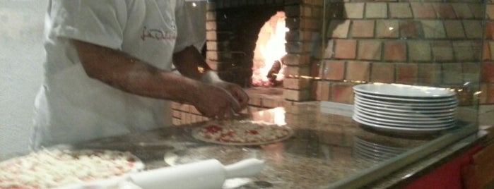 Pizzaria La Dolce Vita is one of Foods & Drinks Fortaleza.