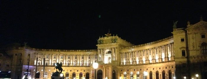 Heldenplatz is one of Wien.