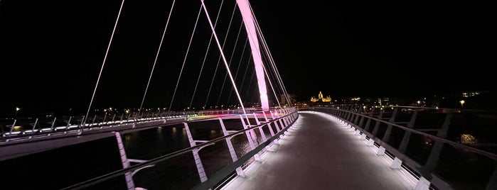 Iowa Women of Achievement Bridge is one of สถานที่ที่ Lizzie ถูกใจ.