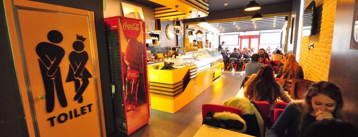 Queen Waffle is one of Tempat yang Disukai Zynp.