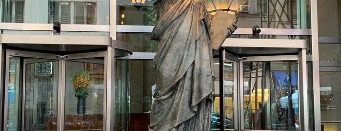 Mini Statue Of Liberty is one of Locais salvos de Sandra.