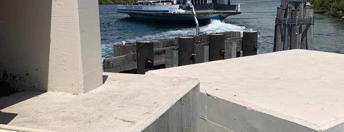 Fisher Island Ferry Terminal - Mainland is one of Robin'in Beğendiği Mekanlar.