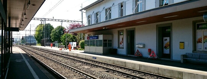 Bahnhof Aarburg-Oftringen is one of Gares.